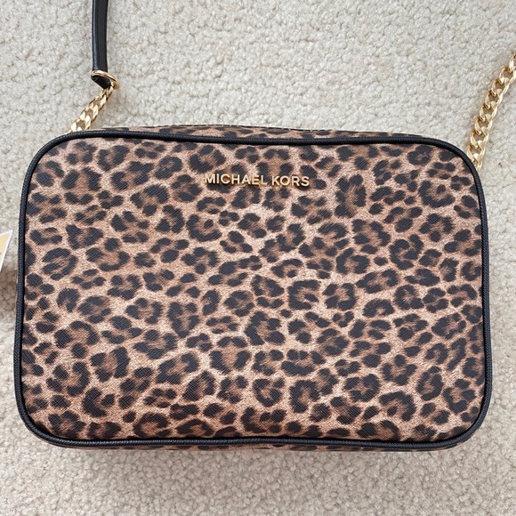 Michael Kors Handbags - NWT Michael Kors Jet Set crossbody tote